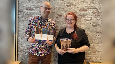 Jazzmusiker Sven Faller und Stadthallenleiterin Kathrin Jacobs stellen das neue Programm 2025 vor. (Foto: pst)