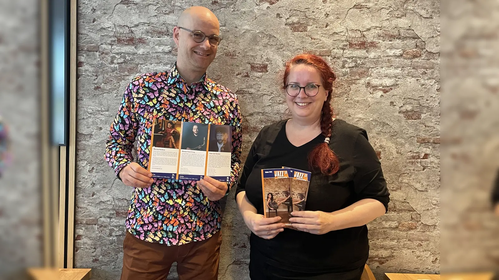 Jazzmusiker Sven Faller und Stadthallenleiterin Kathrin Jacobs stellen das neue Programm 2025 vor. (Foto: pst)