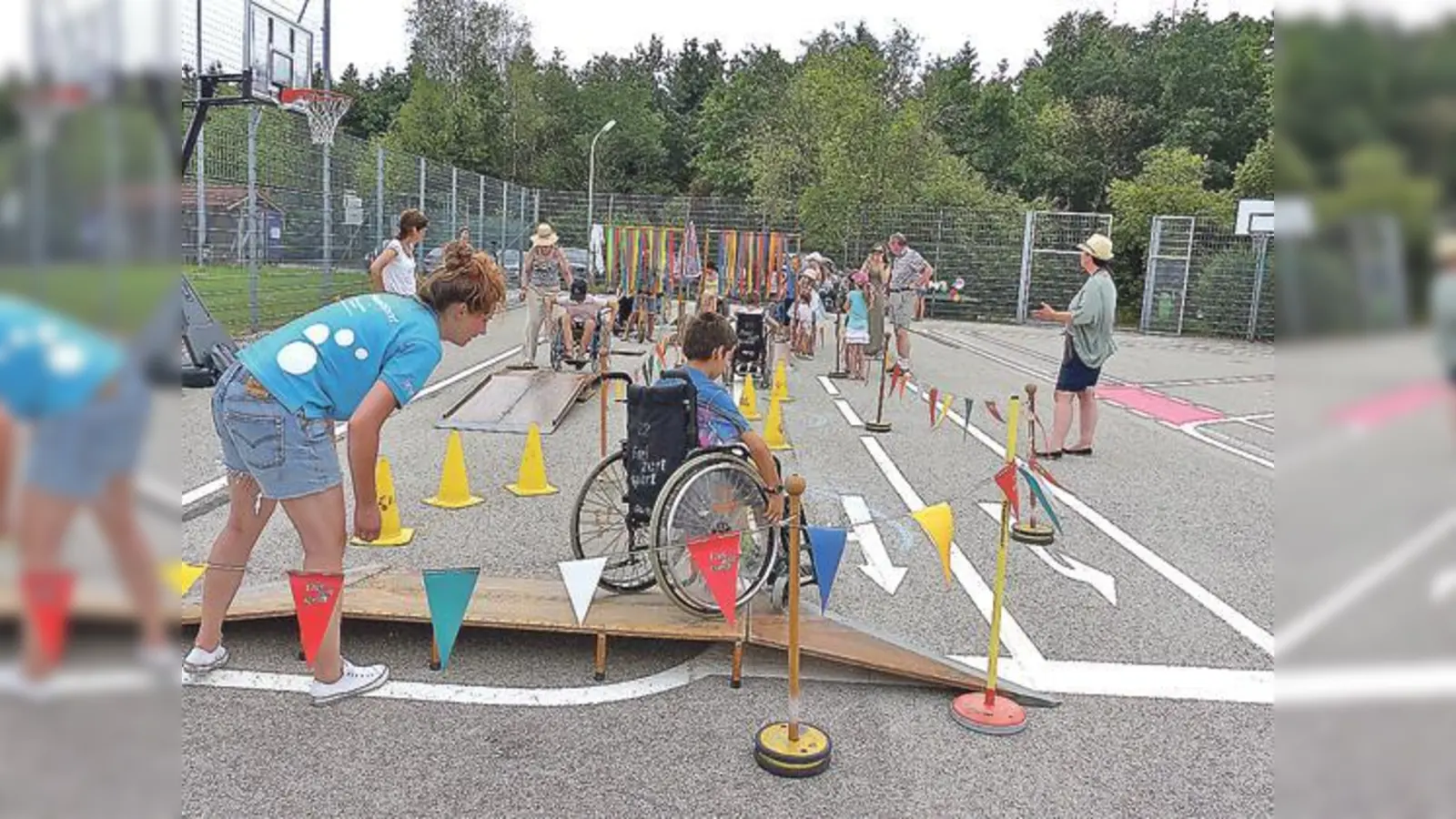 Die Kinder konnten beim Sommerfest der Grundschule Neukeferloh testen, es sich anfühlt auf einen Rollstuhl angewiesen zu sein.	 (Foto: privat)