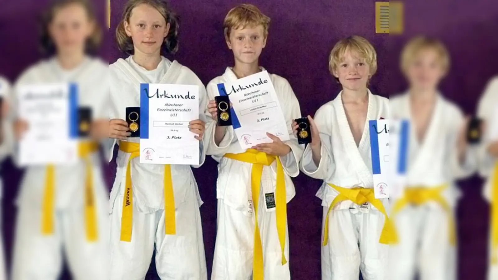 Stolz präsentieren (v.l.) Hannah Gerber, Julian Scheffler und Norman Endres ihre Urkunden.  (Foto: VA)