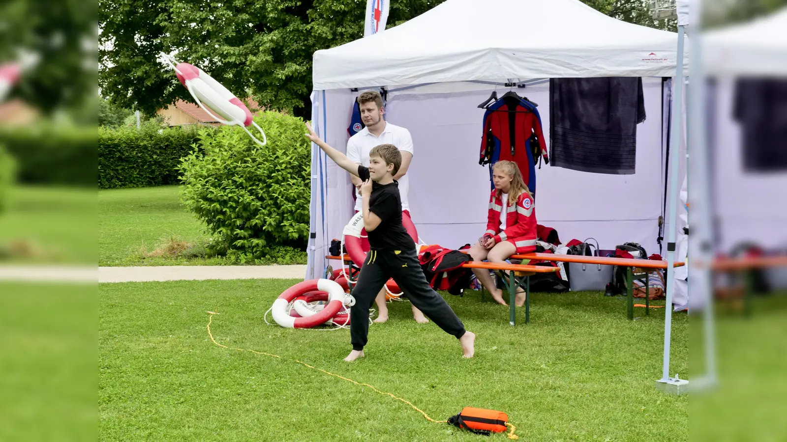 Über 300 Mitglieder hat die BRK Wasserwacht im Kreis Ebersberg. Auf der Ehrenamtsmesse können sich alle beim „Rettungsringweitwurf“ probieren.  (Foto: BRK Ebersberg)