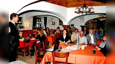 Bürgermeister Stefan Kern berichtete in Hofolding über das aktuelle Geschehen.	 (Foto: ReB)