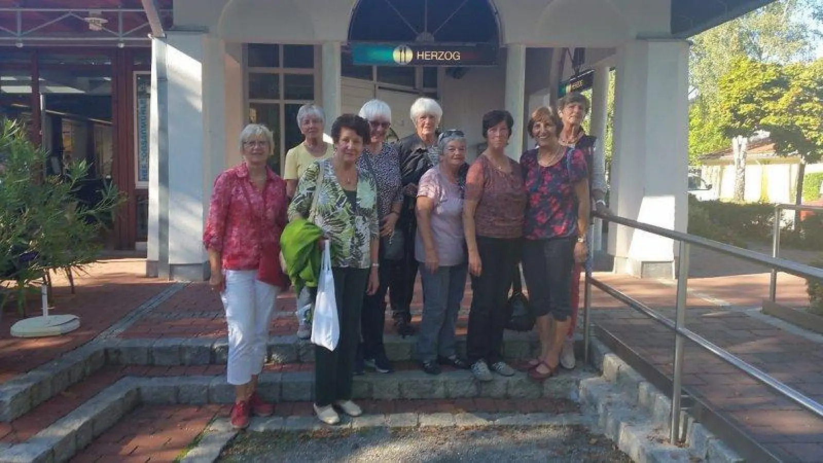 Die Teilnehmerinnen des Frauenbundes vor dem Eingang zur Herzogsägmühle. (Foto: Frauenbund St. Johann)
