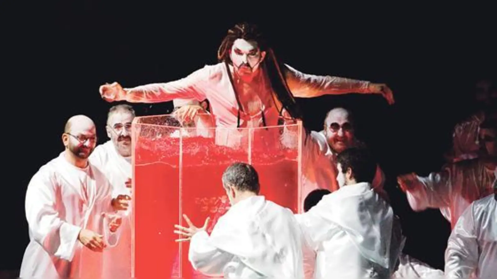 Die Compagnie La Fura del Baus präsentiert die »Carmina Burana« aus der Feder von Carl Orff sowohl am 30. Juni als auch am 1. Juli auf der Seebühne.                              (Foto: Inigo Ibanez)