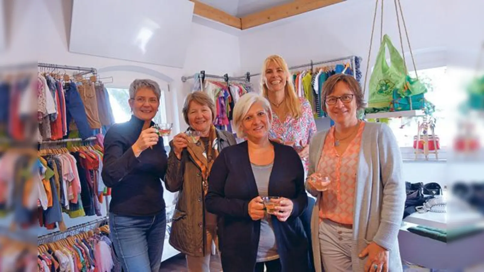 Ein Teil des fleißigen Helferteams des »Allerlei« in  (Foto: (v. l.) Petra Feldhusen, Jutta Bremer, Anastasia Gierlinger, Gabriela Huwer und Christiane Welz (hinten) bei der Feier des Einjährigen des einladenden Secondhand-Ladens.)