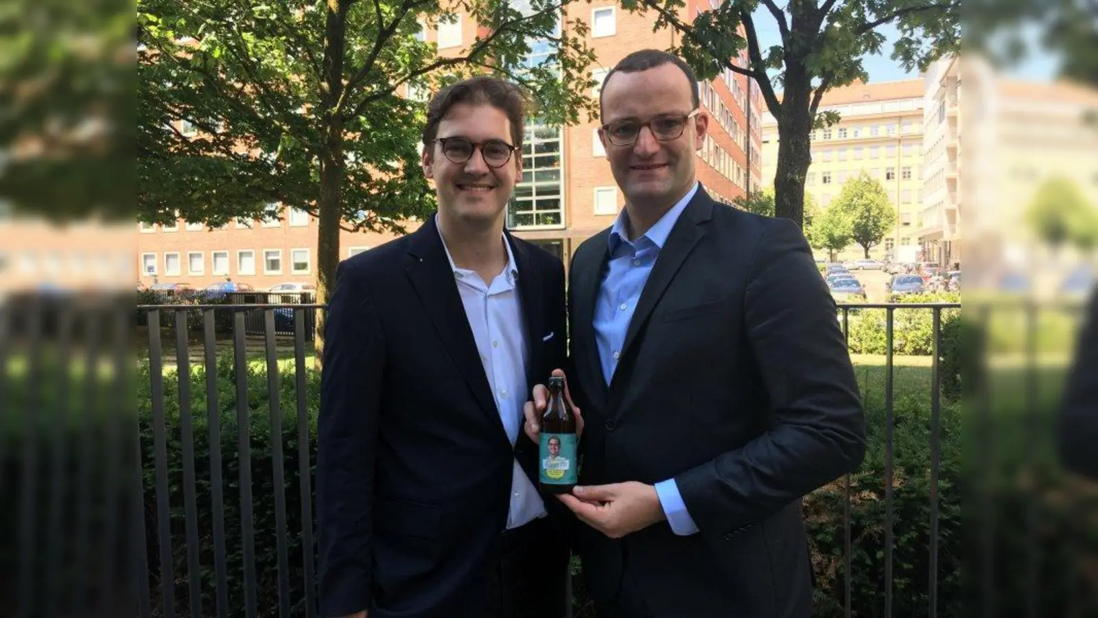 Bundestagskandidat Stephan Pilsinger (links) dankte Jens Spahn für seinen Besuch und überreichte ihm die erste Flasche des frisch abgefüllten „Pilsinger Pils“, dem Wahlkampfbier aus der Giesinger Brauerei München. (Foto: pr)