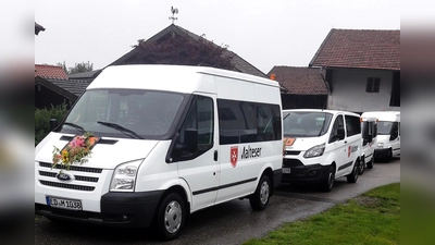 Einige Mitarbeiter des Fahrdienstes nahmen am Wochenende an der alljährlichen Fahrzeugsegnung in Steinhöring teil. (Foto: Malteser)