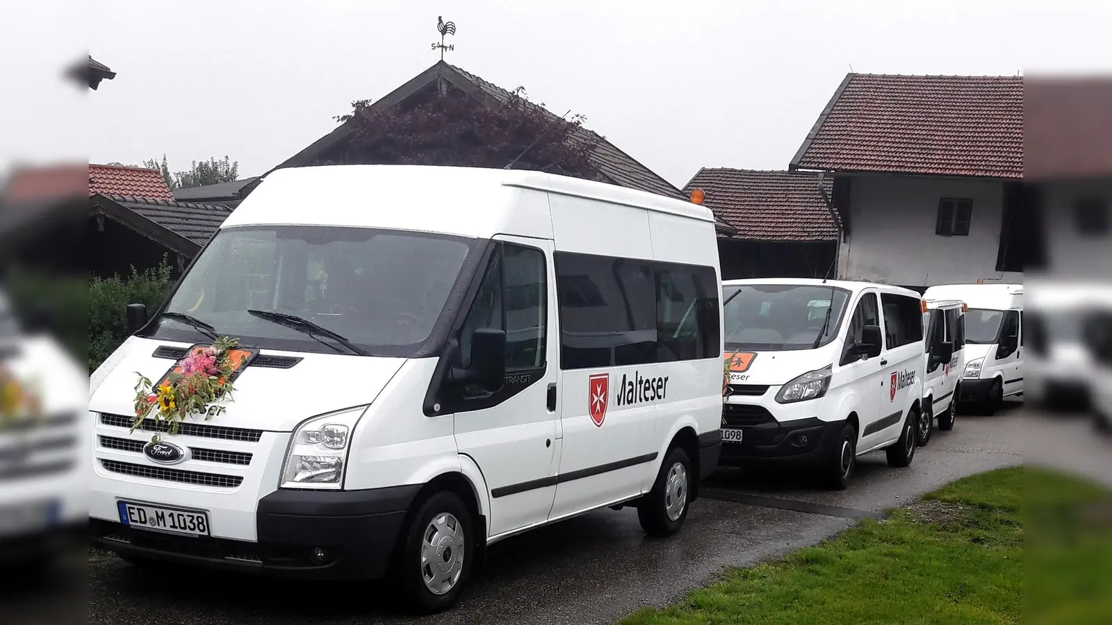 Einige Mitarbeiter des Fahrdienstes nahmen am Wochenende an der alljährlichen Fahrzeugsegnung in Steinhöring teil. (Foto: Malteser)
