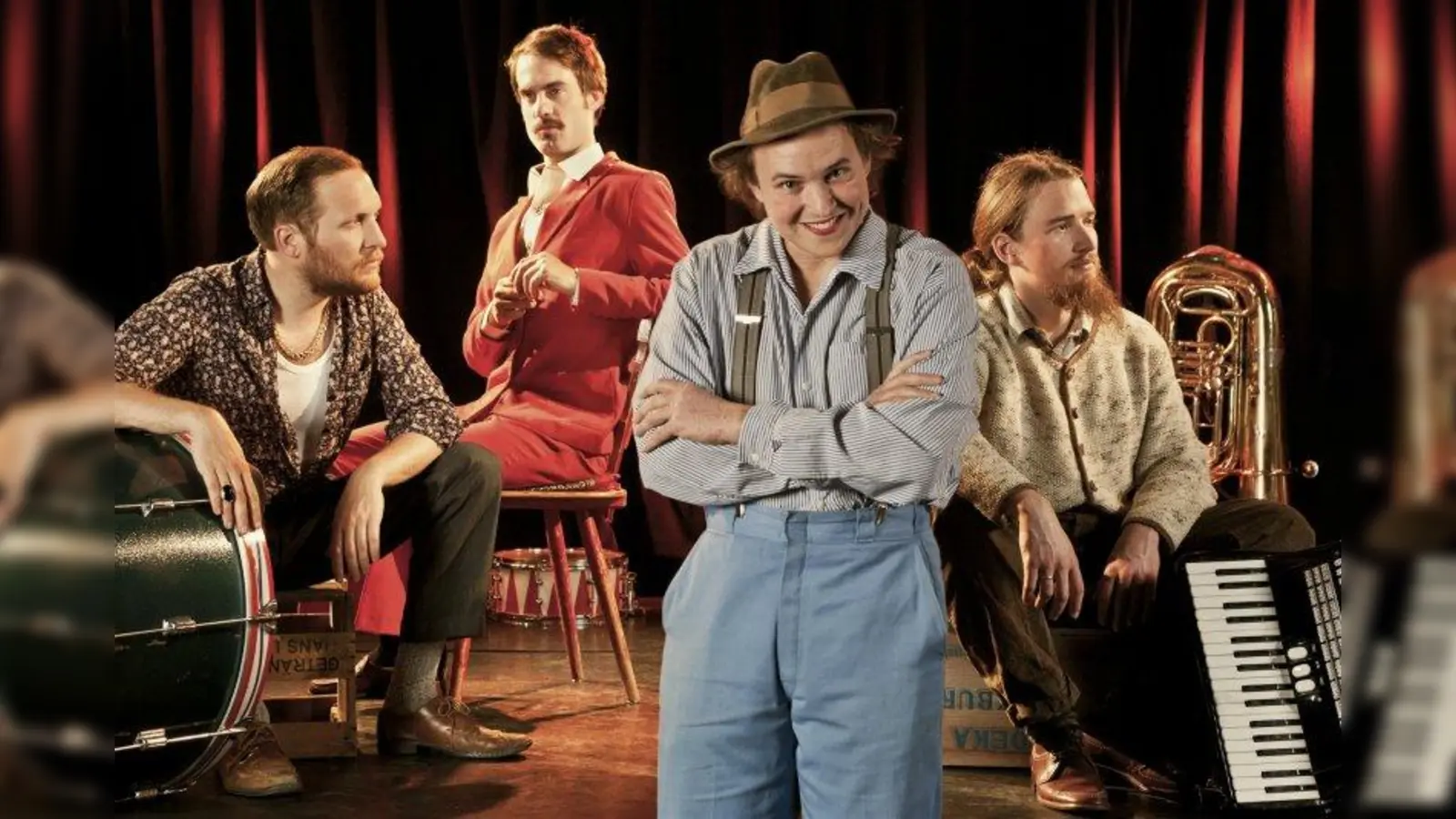 Präsentieren weltmusikalisches Schauspiel: die vier Musiker von „Gankino Circus”. (Foto: Corinna Roßbach)