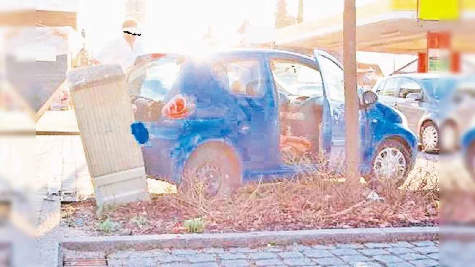 Das Geisterauto kam erst an einem Verteilerkasten zum Stehen.	 (Foto: Polizei)