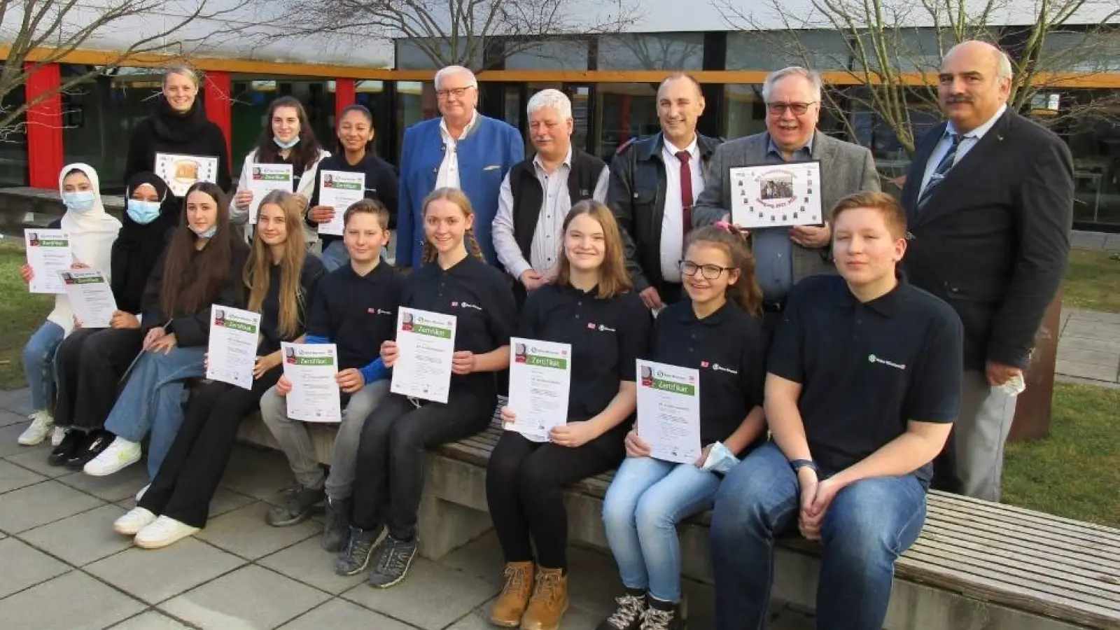 Die Schülerinnen und Schüler aus Gauting mit Miriam Thurner, Betreuungslehrerin der Mittelschule Gauting, Dr. Jürgen Sklarek, Zweiter Bürgermeister der Gemeinde Gauting, Stephan Harder, Betreuungslehrer der Realschule Gauting, Klaus Figur, Trainer S-Bahn München, Manfred Jahreis, Schulleiter der Realschule Gauting und Tilo Stock, S-Bahn München (v.l.n.r.). (Foto: DB)