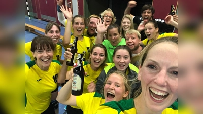 Glücklich über den tollen Saisonauftakt: Die Handballerinnen des MTSV Schwabing. (Foto: Verein)