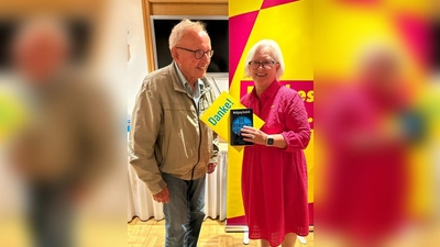 Heinrich Fellmann wurde von Béatrice Vesterling für seine 40-jährige Mitgliedschaft geehrt.  (Foto: red)