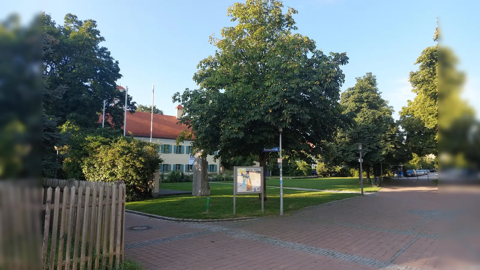 Der Moosacher St.-Martins-Platz soll, vor allem durch einen neuen Kultursaal, aufgewertet werden. An einer laufenden Umfrage können sich alle Bürger beteiligen. (Foto: bas)