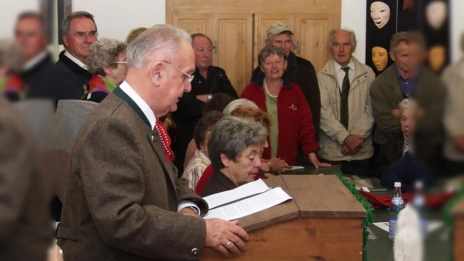 Einen Vortrag über die Historie der Dorfschule Unterpfaffenhofen hielt Albert Bichler, der selbst dort seine Volksschulzeit absolvierte und später Rektor der Kleinfeldschule wurde. (Foto: Eva Schraft)