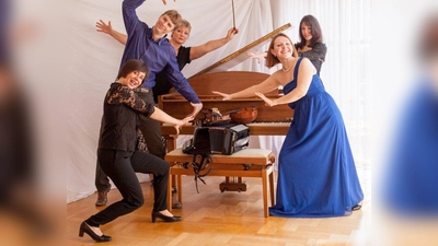 Yulia Merten (Domra), Konstantin Ischenko (Akkordeon), Oleksandra Zabolotna (Geige), Kateryna Byelousova (Klavier) und Dr. Angelika Zobel erzählen und spielen. (Foto: pi)