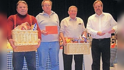 Geschenkkörbe und Preisgeld überreichte der Behindertenbeiratsvorsitzende Hansjörg Huber (rechts) an die drei besten Schafkopfspieler des Turniers: (von links) Heinz Lantsham, Ludwig Freinecker sowie Ludwig Leitner. (Foto: pi)