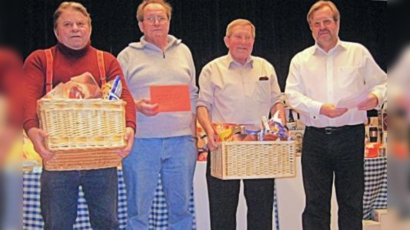 Geschenkkörbe und Preisgeld überreichte der Behindertenbeiratsvorsitzende Hansjörg Huber (rechts) an die drei besten Schafkopfspieler des Turniers: (von links) Heinz Lantsham, Ludwig Freinecker sowie Ludwig Leitner. (Foto: pi)