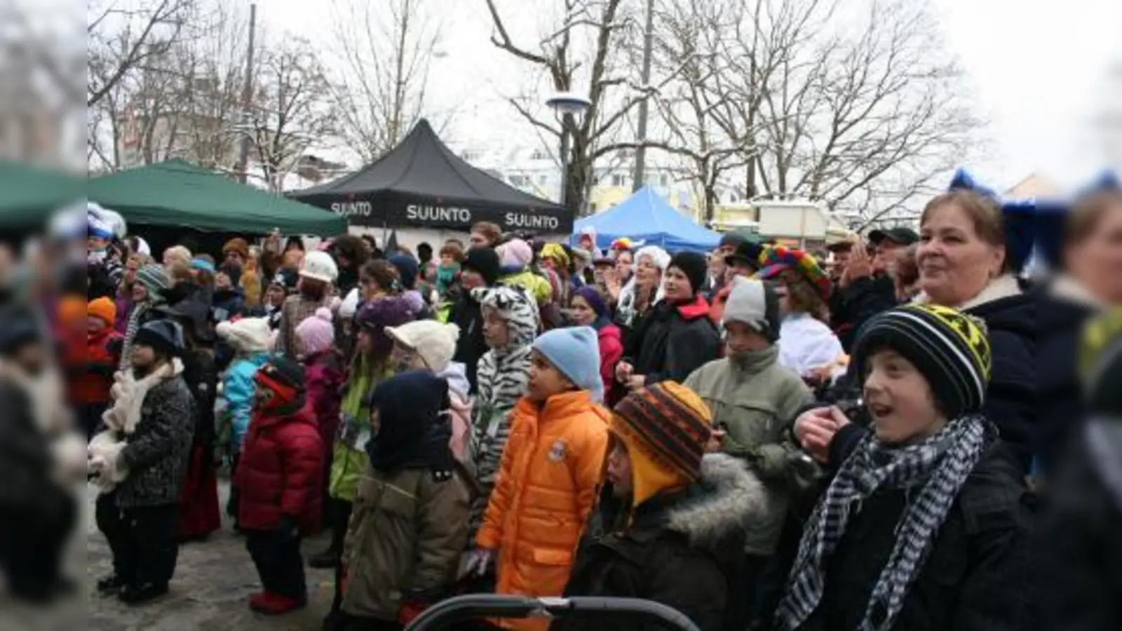Gebannt verfolgten Kinder und Erwachsene, was vier Prinzenpaare und deren Hofstaat auf der Bühne vor dem „Interim” darboten. (Foto: tg)