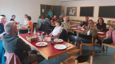 Die Diakonie Moosach hat ihre ehrenamtlichen Helferinnen und Helfer zum Sommerfest eingeladen. (Foto: bas)