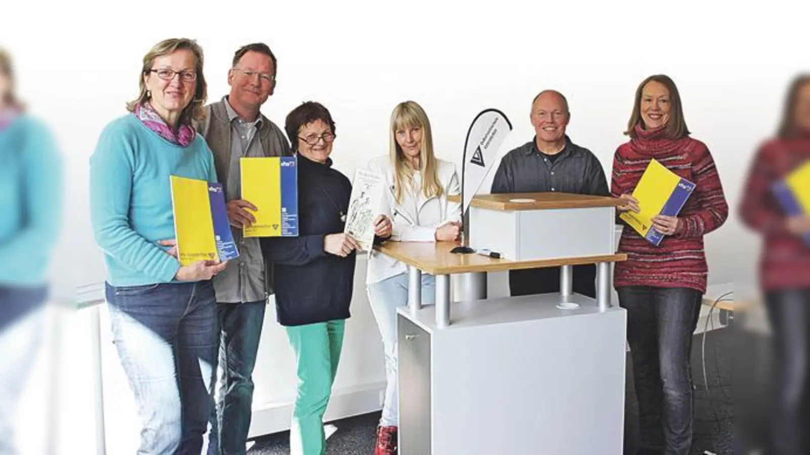 Das Team der VHS-Vaterstetten: Hildegard Petschik, Holger Oesterling, Songart Oesterling, Bettina Nölle-Budka, Hubert Schierl und Bianka Poschenrieder (v. li.)	 (Foto: sd)
