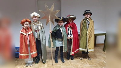 Die Kinder stellten die neuen Gewänder der Sternsinger vor. (Foto: Spindler)