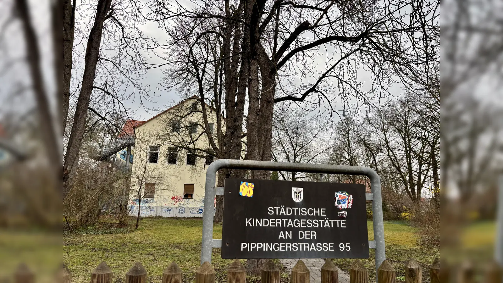 Das Haus an der Pippinger Straße soll zu einem Haus für Kinder umgebaut werden und die dringend benötigten Hortplätze zur Verfügung stellen. Doch die Stadt lässt sich damit Zeit. (Foto: Ulrike Seiffert)