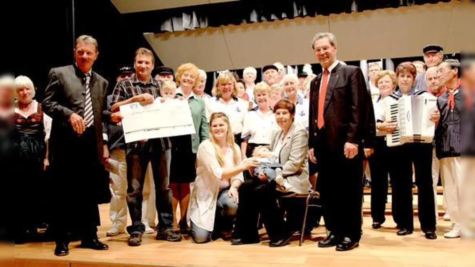 Mitwirkende, Spender und Empfänger strahlen beim Benefizkonzert für den kleinen Simon.	 (Foto: VA)