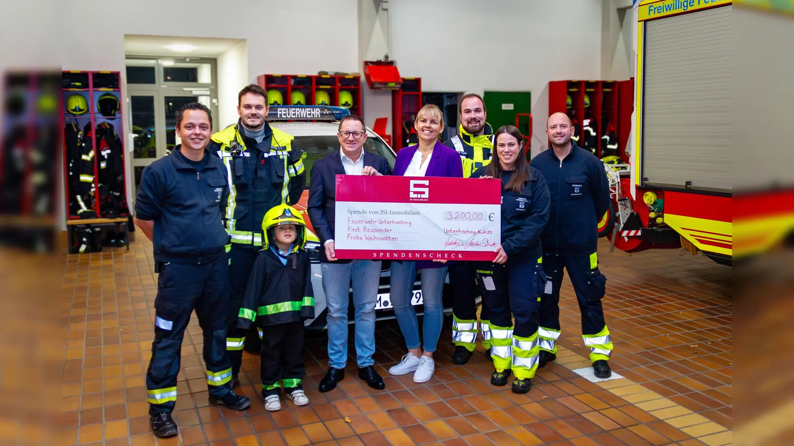 Über den Scheck freuten sich Kommandant Christian Albrecht (1.v.l.), Vorsitzender Christoph Simon (2.v.l.), die beiden First Responder Leiter Franz Maier jun. (3.v.r.) und Michaela Schechinger (2.v.r.) sowie First Responder Anton Korenjak (1.v.r.).  (Foto: Feuerwehr Unterhaching)