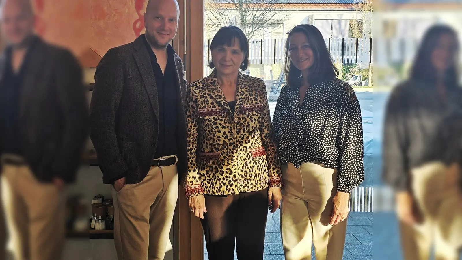 Der Geschäftsführer der Nachbarschaftshilfe Grünwald Tobias Sicheneder, Künstlerin Elke Revesz und Ressortleiterin Treffpunkt Alexandra Bitterwolf. (Foto: Trommen)