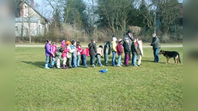 Hunde als Brücke zum sozialen Miteinander: Schäferhündin Ayla mit Kindern des Tagesheims in der Limesstraße. (Foto: pi)