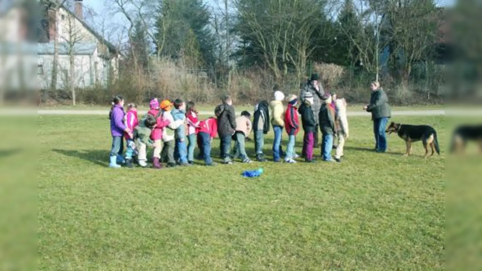 Hunde als Brücke zum sozialen Miteinander: Schäferhündin Ayla mit Kindern des Tagesheims in der Limesstraße. (Foto: pi)