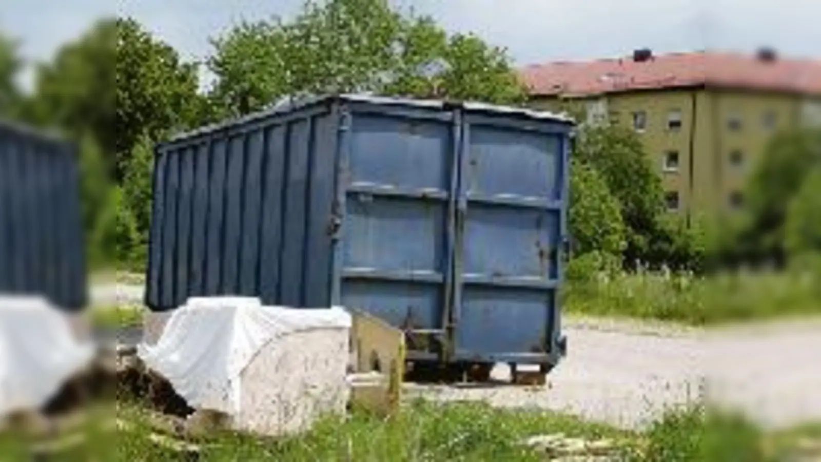 »Uns stinkts gewaltig«: Der BA will etwas gegen den Müllplatz auf dem Ladebahnhof vor der Großbeerenstraße unternehmen.	  (Foto: ras)