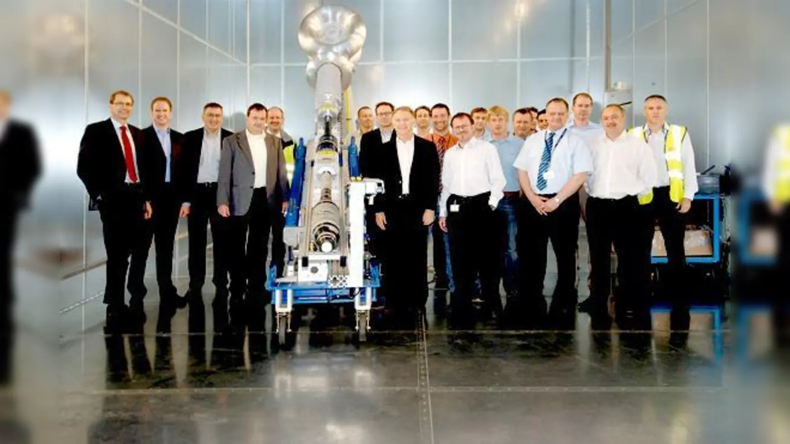 Bei der Inbetriebnahme der neuen Prüfanlage waren zahlreiche hochrangige Mitarbeiter von TE anwesend.  (Foto: Dieter Günter)