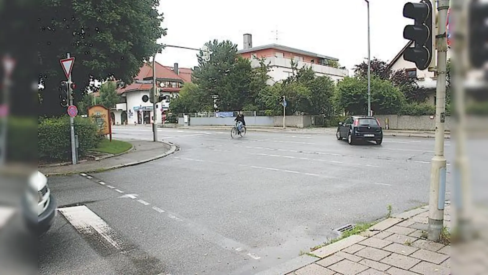 Lerchenauer Straße/Ecke Schittgablerstraße: Fußgänger und Radler, die die Lerchenauer Straße überqueren wollen, haben Vorrang. 	 (Foto: ws)