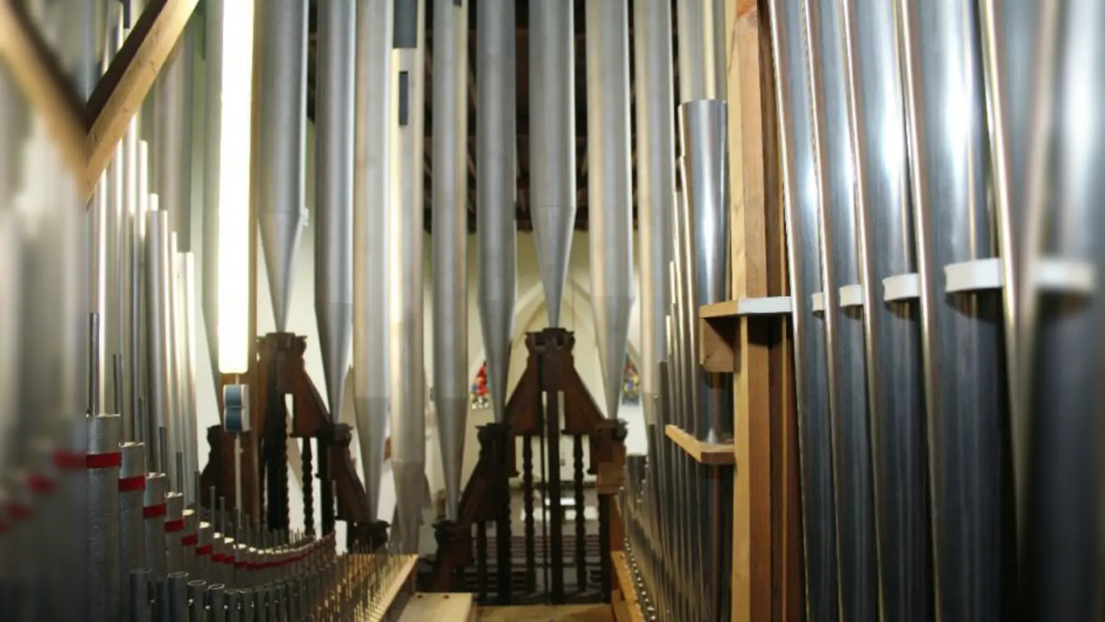 Umbau und Restaurierung für 160.000 Euro: Blick aus der renovierten Orgel auf den Altar von Leiden Christi. (Foto: US)
