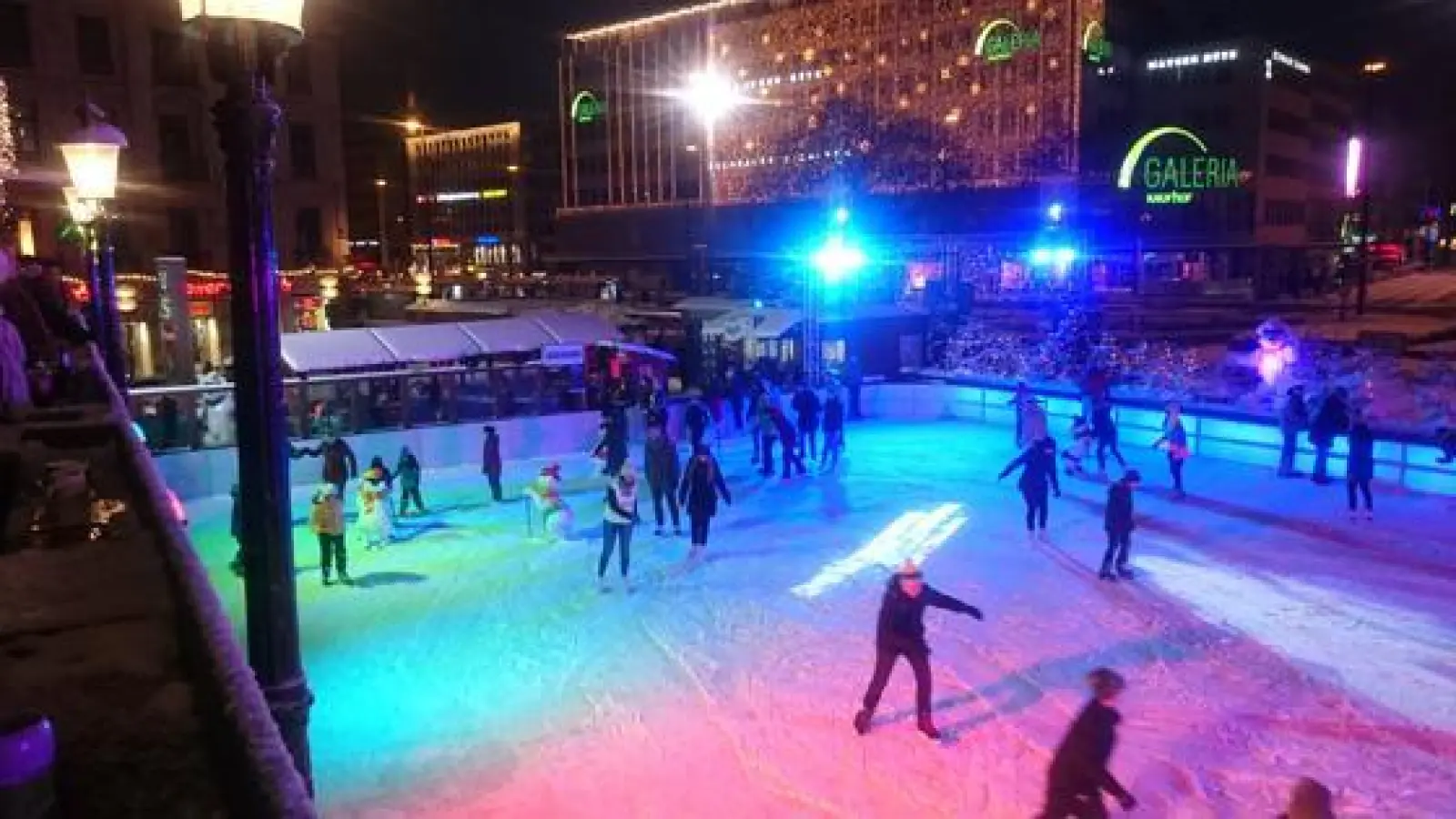 Eislaufen mitten in München kann man wieder mit dem Münchner Eiszauber am Stachus.  (Foto: VA)
