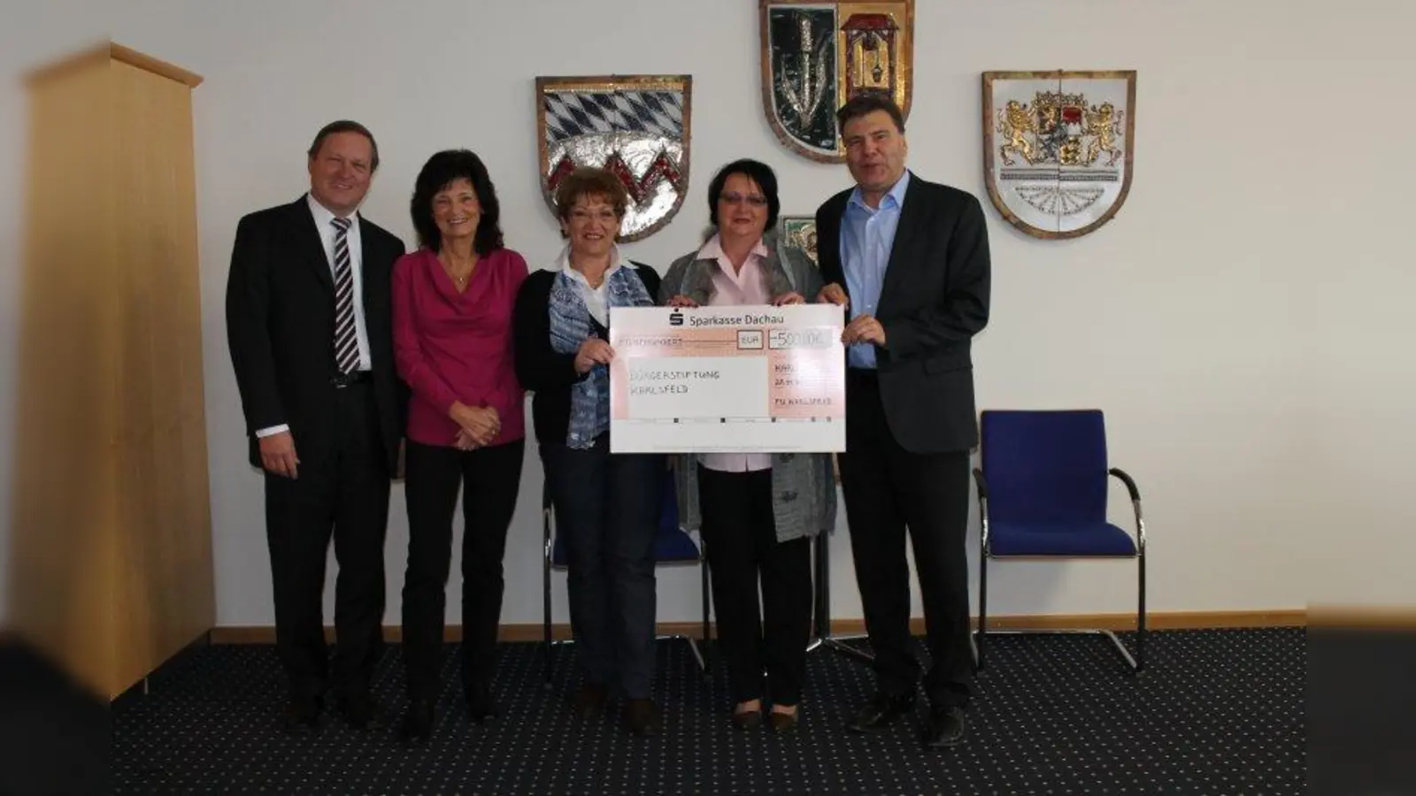 Scheckübergabe: v.l.  Hans Wülfert, Heidi Fürthner, Ingrid Brünich, Cornelia Stadler und Bgm. Stefan Kolbe. (Foto: pi)