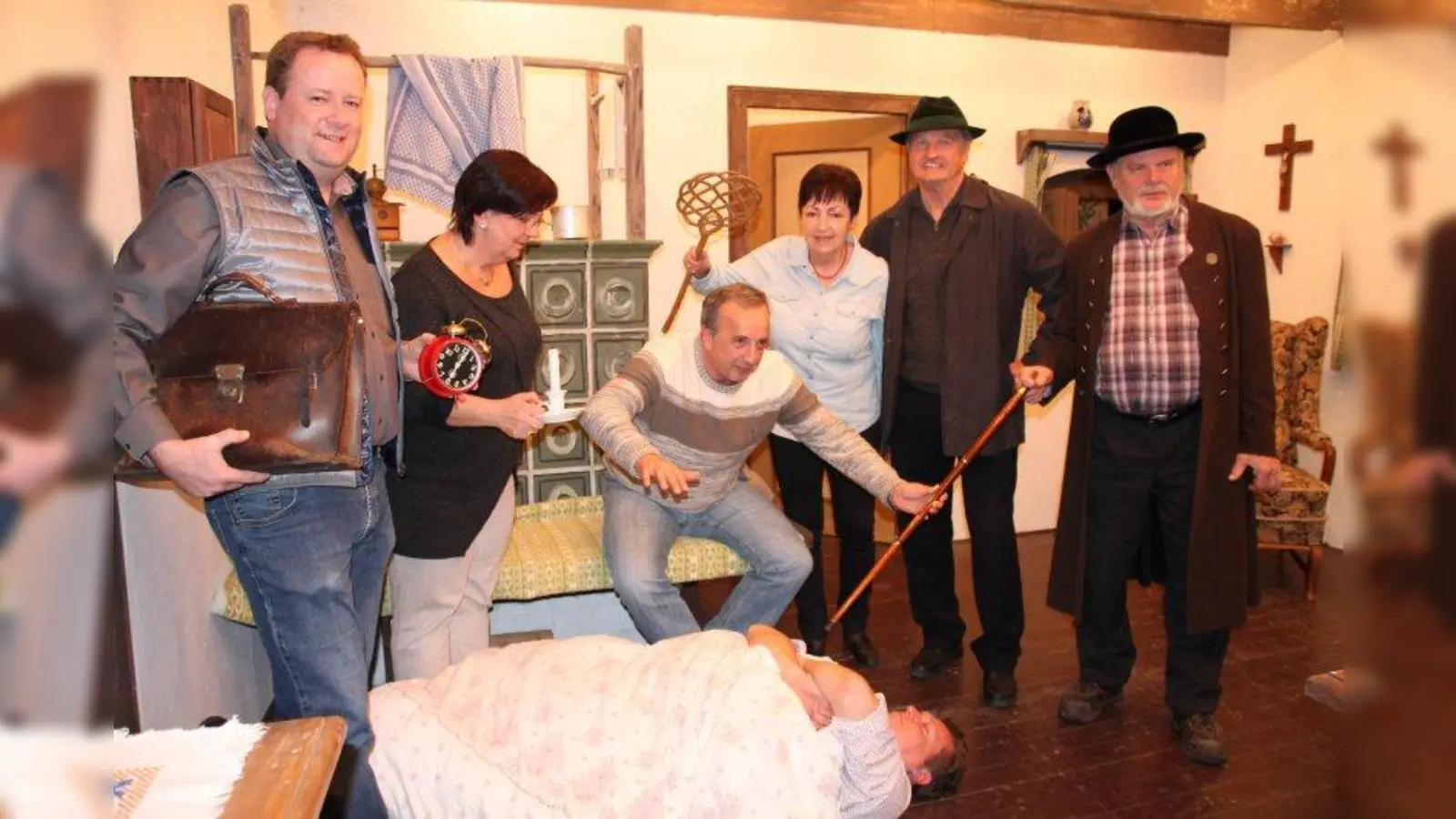 Das Ensemble v.l.: Peter Köstler, Beate Kroha, Peter Krötz, Gabi Fischer, Ernst Ruhmannseder, Kurt Mory und vorne liegend Florian Brenner. Auf dem Foto fehlt Elisabeth Schlerf, die die Magd Sophi spielt. (Foto: bb)