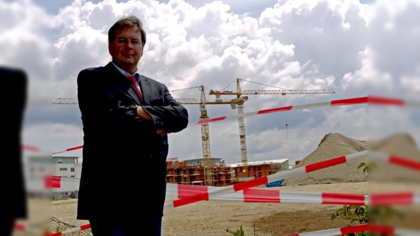 Die Vorwürfe, die Gemeinde habe zum neuen Schulprojekt zu wenig informiert, will sich Bürgermeister Wolfgang Panzer, hier vor dem potenziellen Baugrundstück auf der Stumpfwiese, nicht gefallen lassen.	 (Foto: Kohnke)