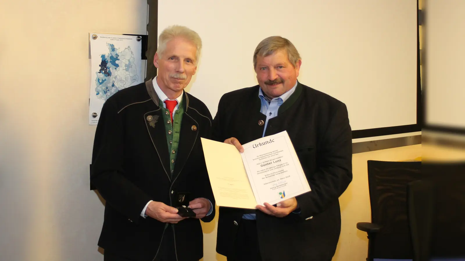 Zum 30-Jährigen Gemeinderats-Jubiläum überreichte Bürgermeister Georg Reitsberger Günter Lenz die die Silberne Ehrennadel der Gemeinde. (Foto: Kay Rainer)