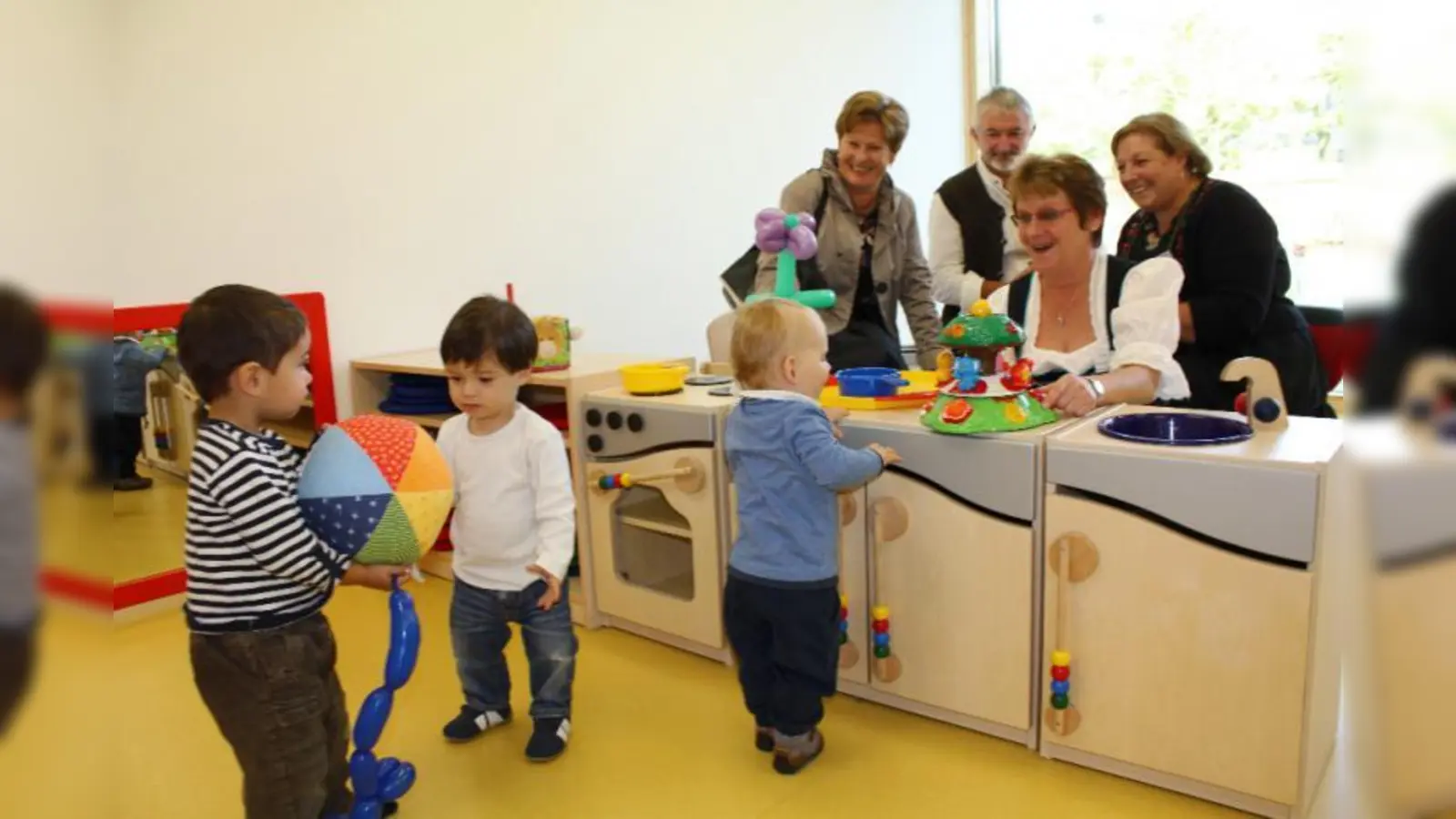 Erst im Oktober 2011 eröffnete FortSchritt die Krippe in der Martinsrieder Einsteinstraße. Bei der Eröffnung: Bürgermeisterin Annemarie Detsch, FortSchritt-Geschäftsführer Peter von Quadt, die Leiterin der Martinsrieder Krippe, <br>Sonja Lohmann, und FortSchritt-Verwaltungsleiterin Brigitte Mair-Wellner (v.l.) mit Krippenkindern. (Foto: US/Archiv)