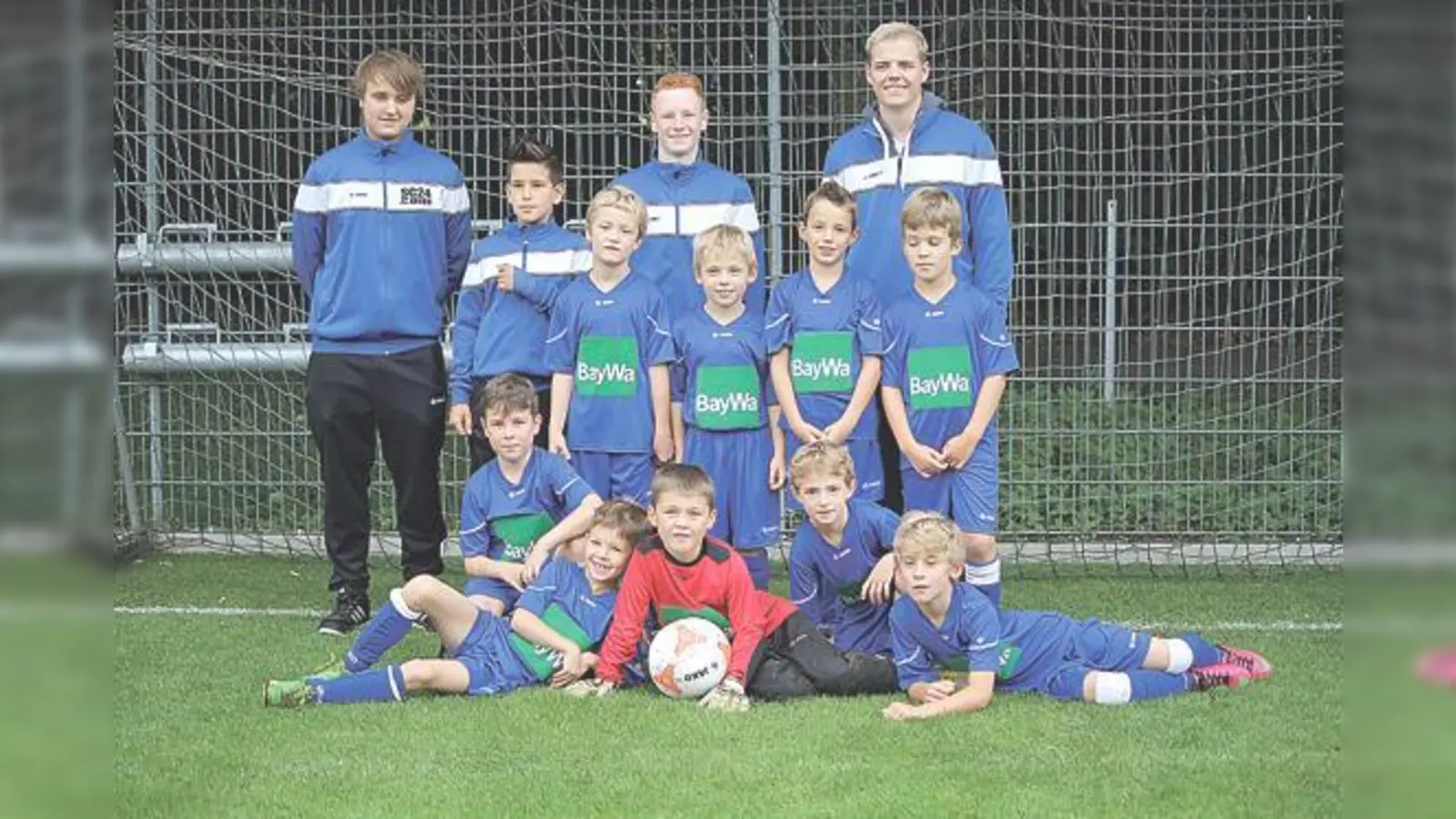 Die F-Jugend-Trainer Sylvan Meier, Patrick Schwarz und Philipp Deubler mit ihren stolzen Mann der F-Jugend von Fortuna Unterhaching.	 (Foto: VA)
