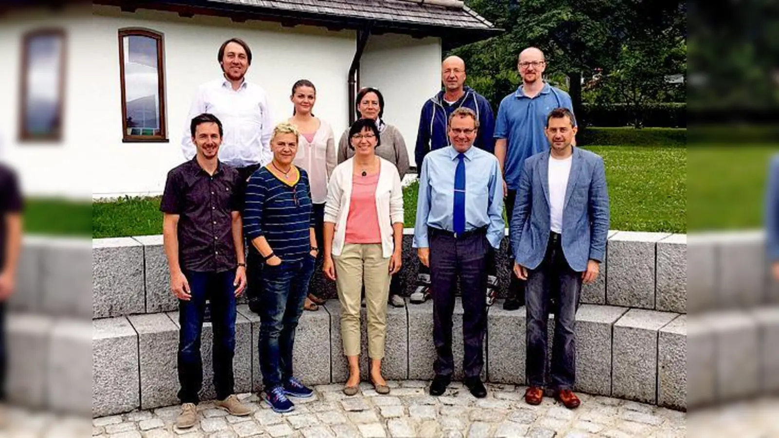 Das Leitungsteam des Ev. Pflegedienstes freut sich über das Jubiläum, vorne in der Bildmitte Geschäftsführerin Angelika Pfab, daneben der ehrenamtliche Vorstand, Pfarrer Gerson Raabe.	 (Foto: Ev. Pflegedienst)