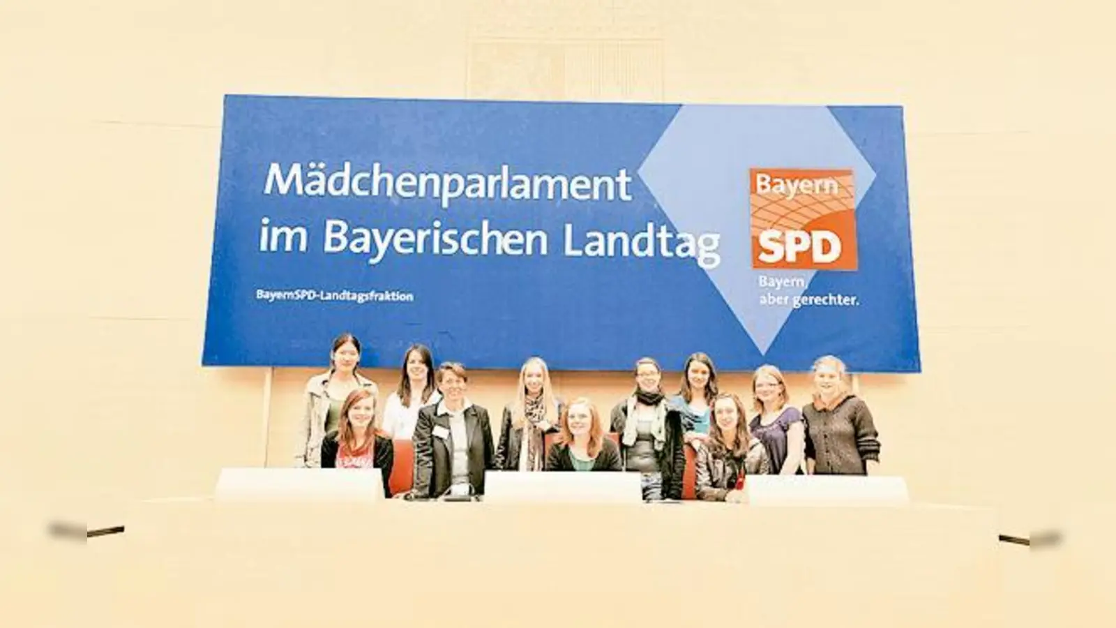 Zehn Schülerinnen des Humboldt-Gymnasiums besuchten den bayerischen Landtag und diskutierten im »Mädchenparlament«.  (Foto: SPD)