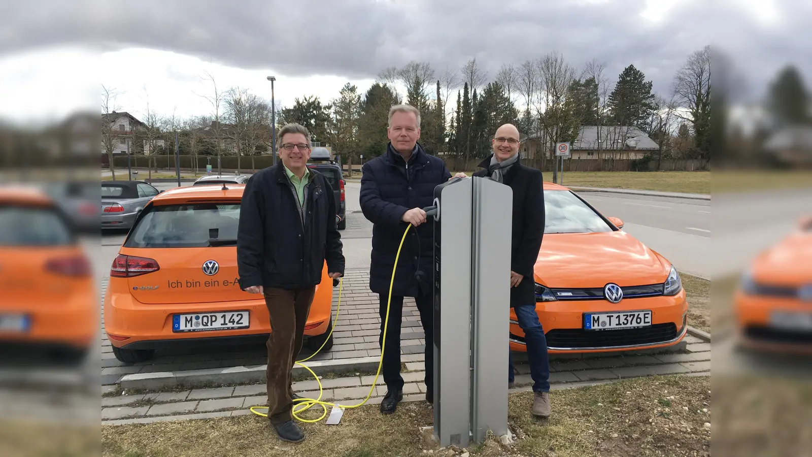 Bei der Inbetriebnahme der ersten E-Ladesäulen (v. l.) Peter Kleßinger vom Bauamt Grünwald, Bürgermeister Jan Neusiedl und Jürgen Petroll, Projektleiter vom Ing. Büro E². (Foto: Gemeinde Grünwald)