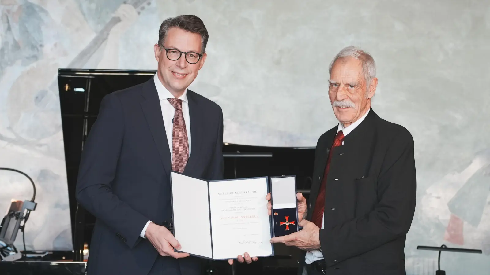Wissenschafts- und Kunstminister Markus Blume überreichte das Bundesverdienstkreuz an Prof. Dr. Lutz Gürtler (rechts). (Foto: Axel König / STMWK)