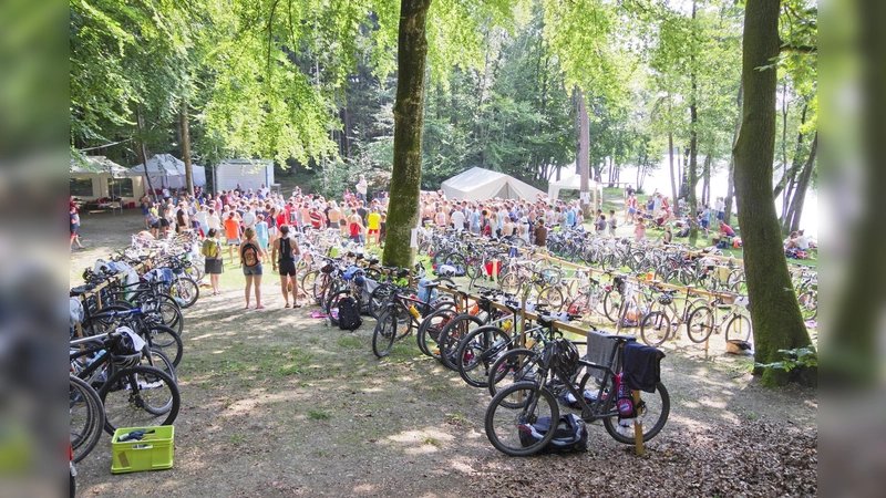 Der Triathlon umfasst 400 Meter Schwimmen, 18 km Radfahren und 4 km Laufen und das mit der wunderschönen Naturkulisse des Steinsees vor Augen . (Foto: BRK)