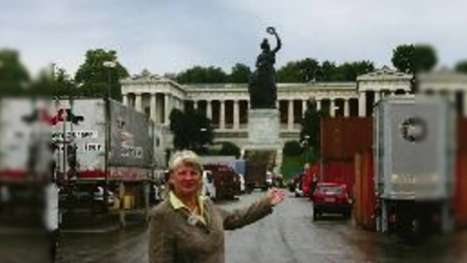 Hannelore Güntner von der »Sicheren Wiesn für Mädchen und Frauen« zeigt, wo es ab Samstag langgeht. 	 (Foto: ks)