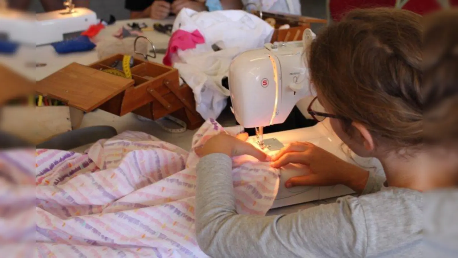 Licht und Leuchten: Im iz art Kunstatelier erschaffen Kinder ab fünf Jahren fantasievolle und nützliche Dinge. (Foto: SPIELkultur e.V.)